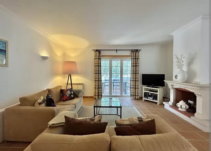 D'el Rey Pool & Golf House